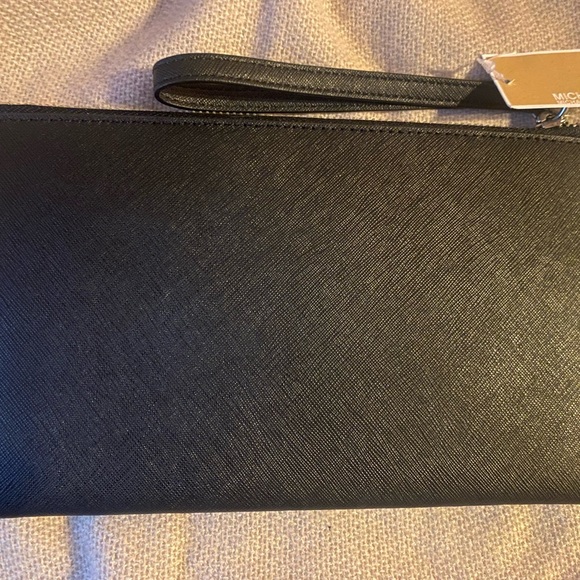 Michael Kors large Jet Set wristlet - Picture 2 of 2